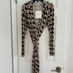 Diane Von Furstenberg Black and Cream Long Sleeve Chainlink Body Con Wrap Dress